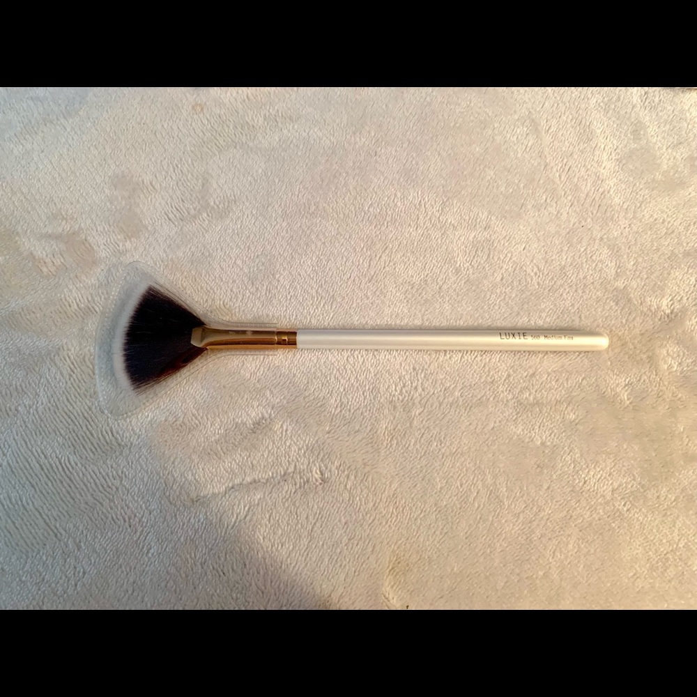 Luxie Beauty Medium Fan 560 White Brush NEW
